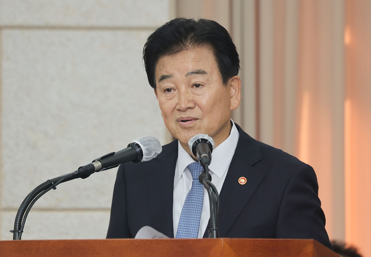 Unification Minister Jeong Dong-young delivers an institutional report at the National Assembly's Foreign Affairs and Unification Committee national audit held at the inter-Korean talks headquarters in Jongno-gu, Seoul, on Wednesday. [Yonhap]