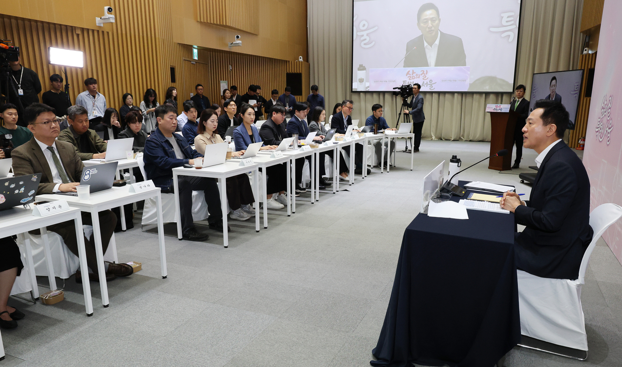 오세훈 서울시장이 7일 서울시청에서 열린 취임 100일 기자간담회에서 취재진의 질문에 답변하고 있다. [연합]