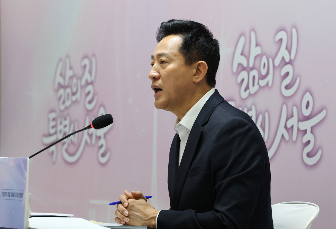 Seoul Mayor Oh Se-hoon answers questions from reporters at a press conference at Seoul City Hall on Wednesday. (Yonhap)
