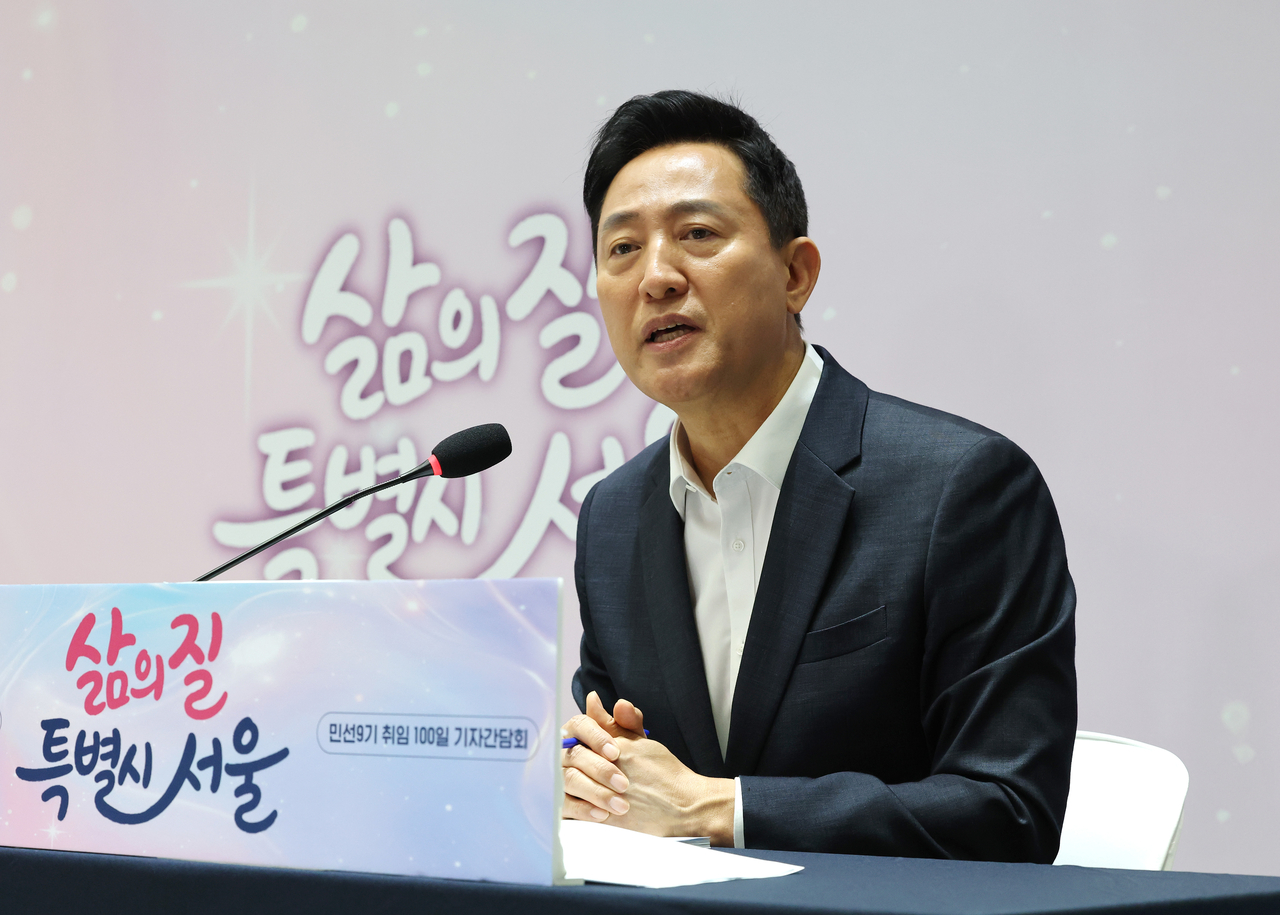 오세훈 서울시장이 7일 서울시청에서 열린 취임 100일 기자간담회에서 취재진의 질문에 답변하고 있다. [연합]