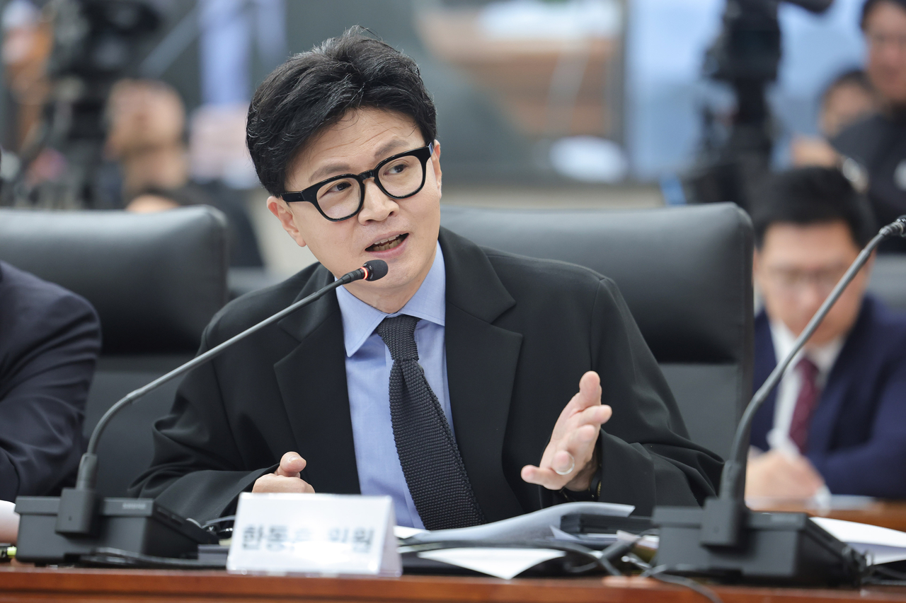 무소속 한동훈 의원이 7일 서울 종로구 남북회담본부에서 열린 외교통일위원회 국정감사에서 정동영 통일부 장관에게 질의하고 있다.  [연합]