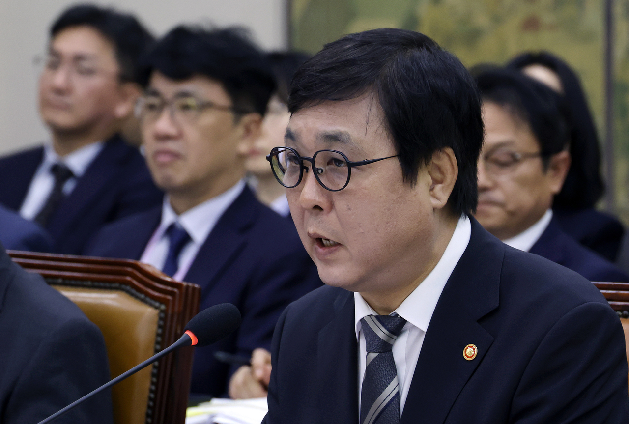 최휘영 문화체육관광부 장관이 7일 국회 문화체육관광위원회에서 열린 문화체육관광부에 대한 국정감사에서 의원 질의에 답하고 있다. [연합]