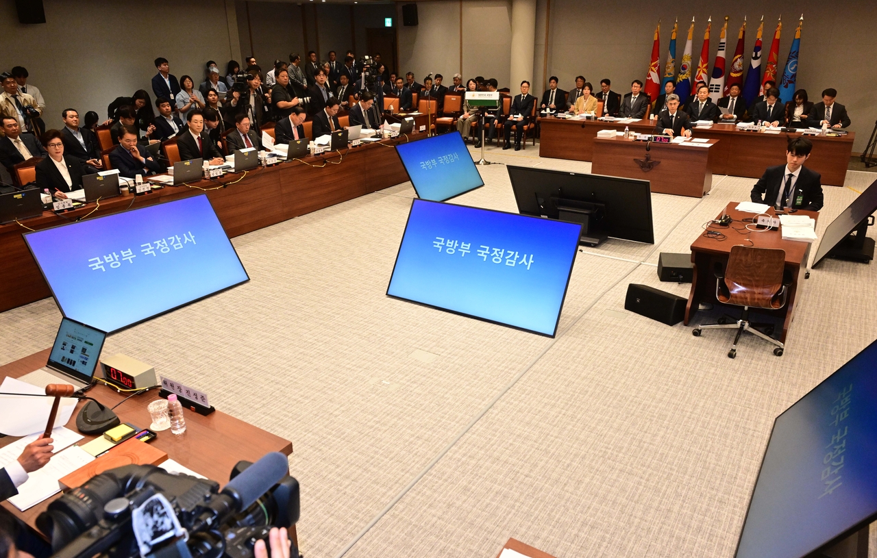 The National Assembly's Defense Committee holds a national audit of the Ministry of National Defense in Yongsan-gu, Seoul, on Wednesday. [National Assembly Press Corps]
