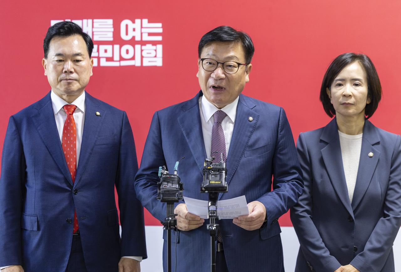 정점식 국민의힘 원내대표(가운데)가 국정감사 이틀째인 7일 국회에서 국감 관련 현안 브리핑을 하고 있다.  [연합]