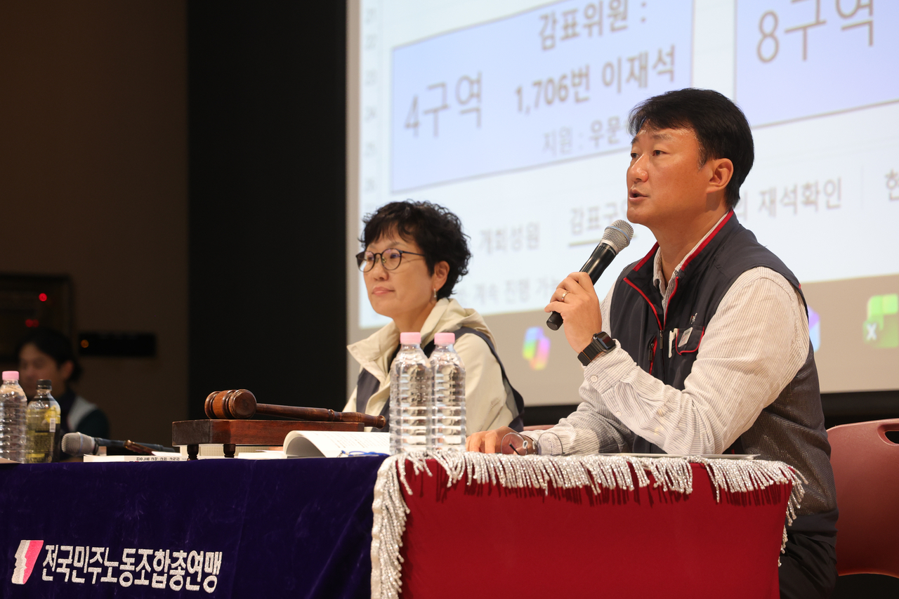 Korean Confederation of Trade Unions Chairman Yang Gyeong-su (right) speaks at the 85th Extraordinary Delegates' Assembly of the KCTU held at Kintex in Goyang, Gyeonggi Province, on Wednesday afternoon. At left is KCTU acting Secretary-General Eom Mi-gyeong. [Yonhap]