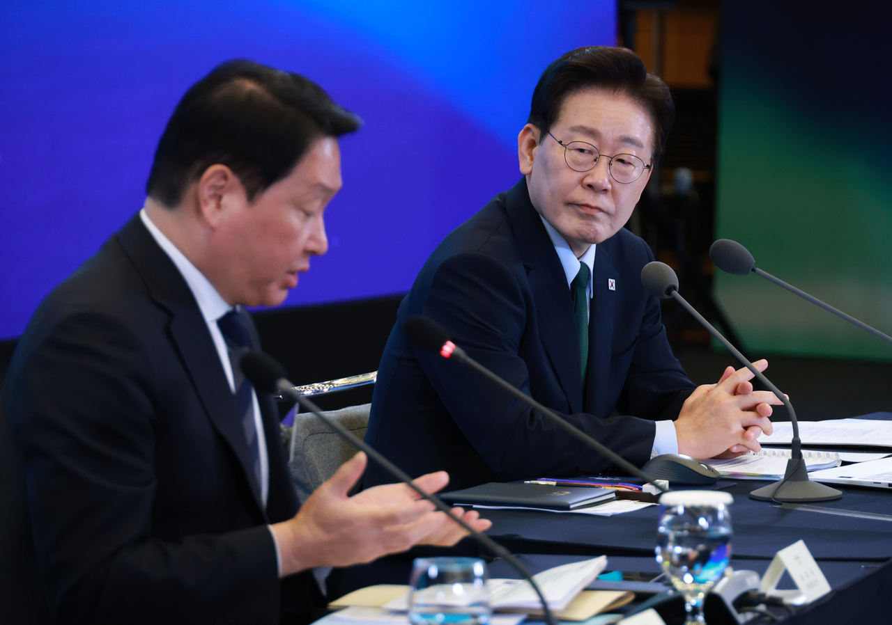 이재명 대통령이 7일 서울 한 회의장에서 열린 한국형 녹색대전환(K-GX) 전략 국민보고회에서 최태원 대한상의 회장의 발언을 듣고 있다. [연합]