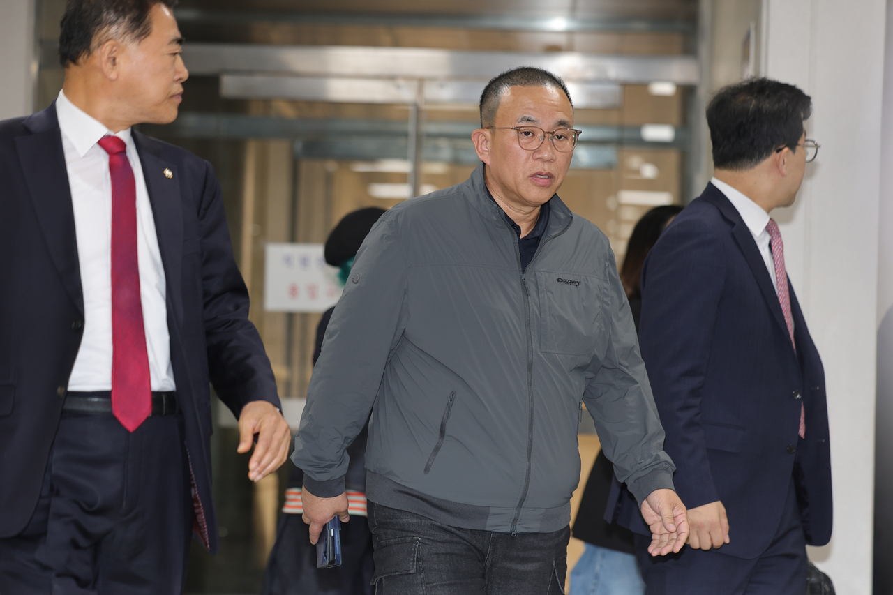 Political broker Myung Tae-kyun leaves the Seoul High Court in Seocho-gu, Seoul, on Wednesday after being acquitted of charges of violating the Political Funds Act. (Yonhap)