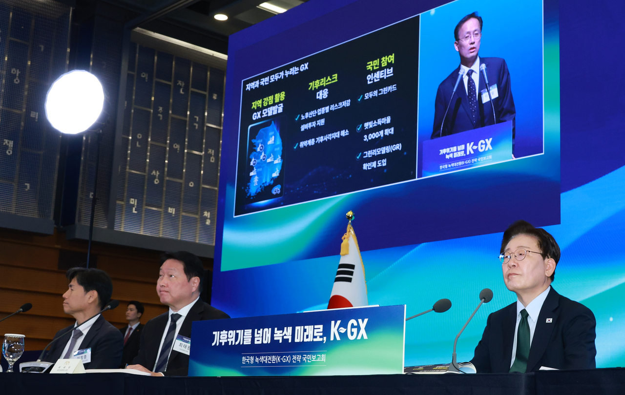 이재명 대통령이 7일 서울 한 회의장에서 열린 한국형 녹색대전환(K-GX) 전략 국민보고회에서 이형일 부총리 겸 재정경제부 장관의 발표를 듣고 있다. [연합]