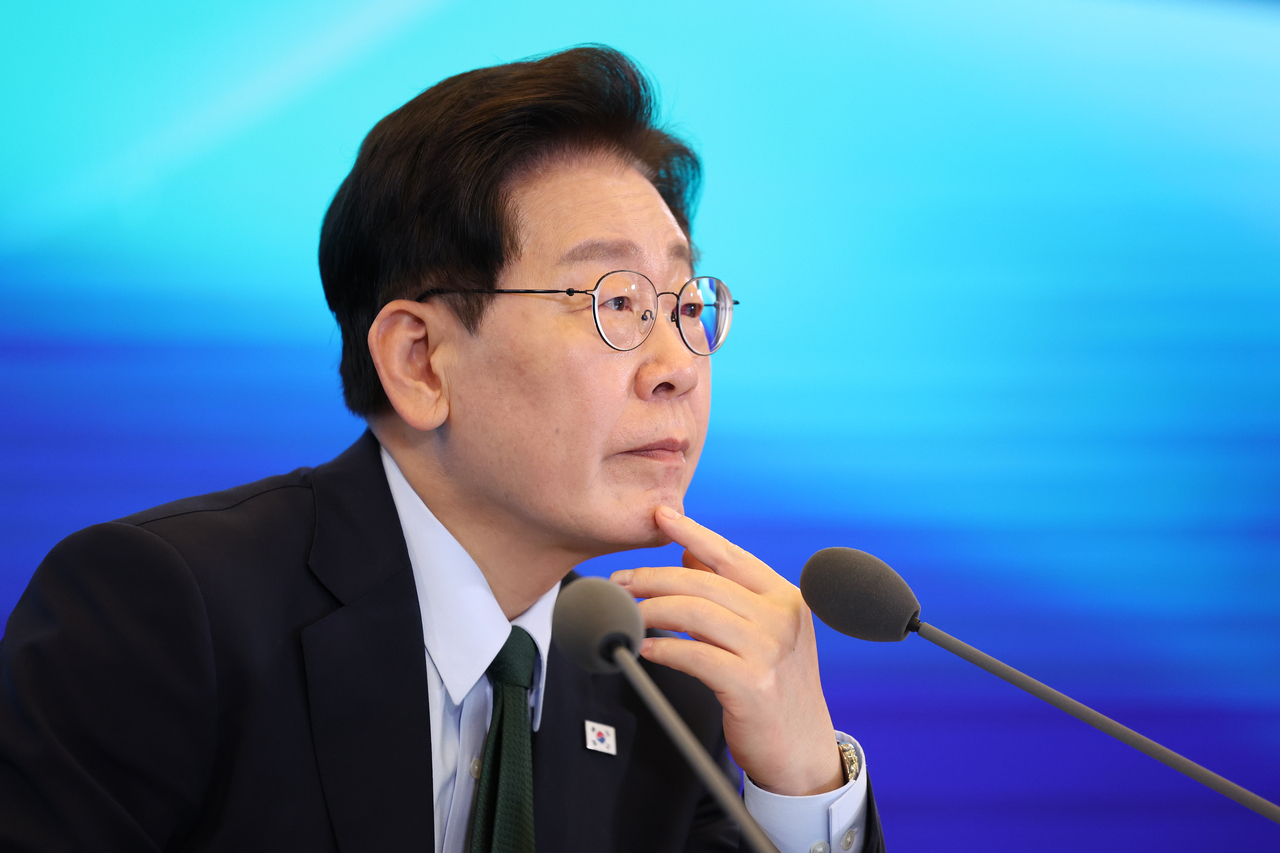 이재명 대통령이 7일 서울 한 회의장에서 열린 한국형 녹색대전환(K-GX) 전략 국민보고회에서 발표를 듣고 있다. [연합]