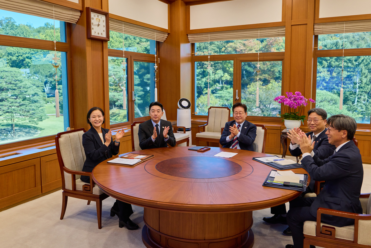President Lee Jae Myung applauds while watching the live broadcast of the fifth Nuri rocket launch at Cheong Wa Dae on Wednesday. From left: Lee Hae-min, senior secretary for AI and future planning; Kang Hoon-sik, presidential chief of staff; President Lee; Ha Jun-kyung, policy chief; and spokesperson Kim Sung-wan. [Yonhap]