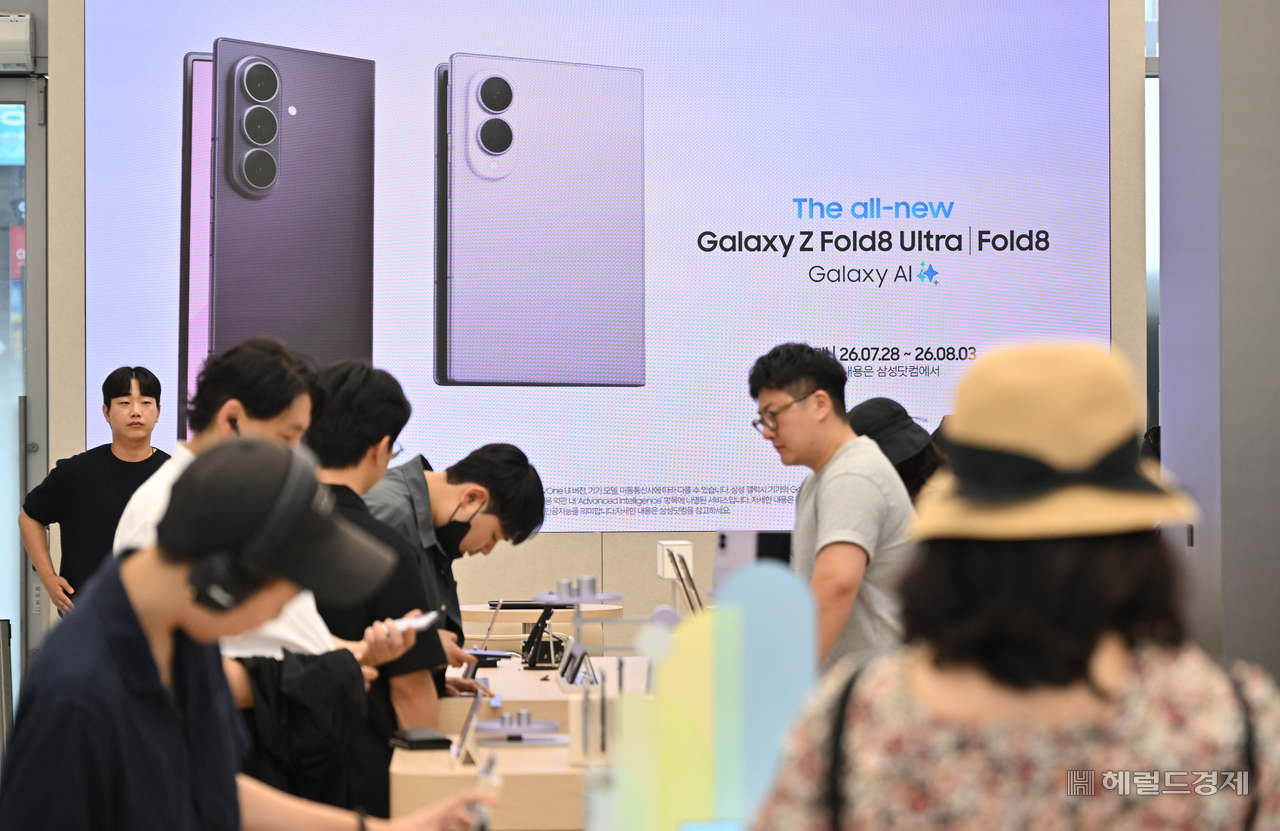 Customers at Samsung's Gangnam store in Seocho-gu, Seoul, look at the Galaxy Z Fold 8 series. Photo by Lim Se-jun