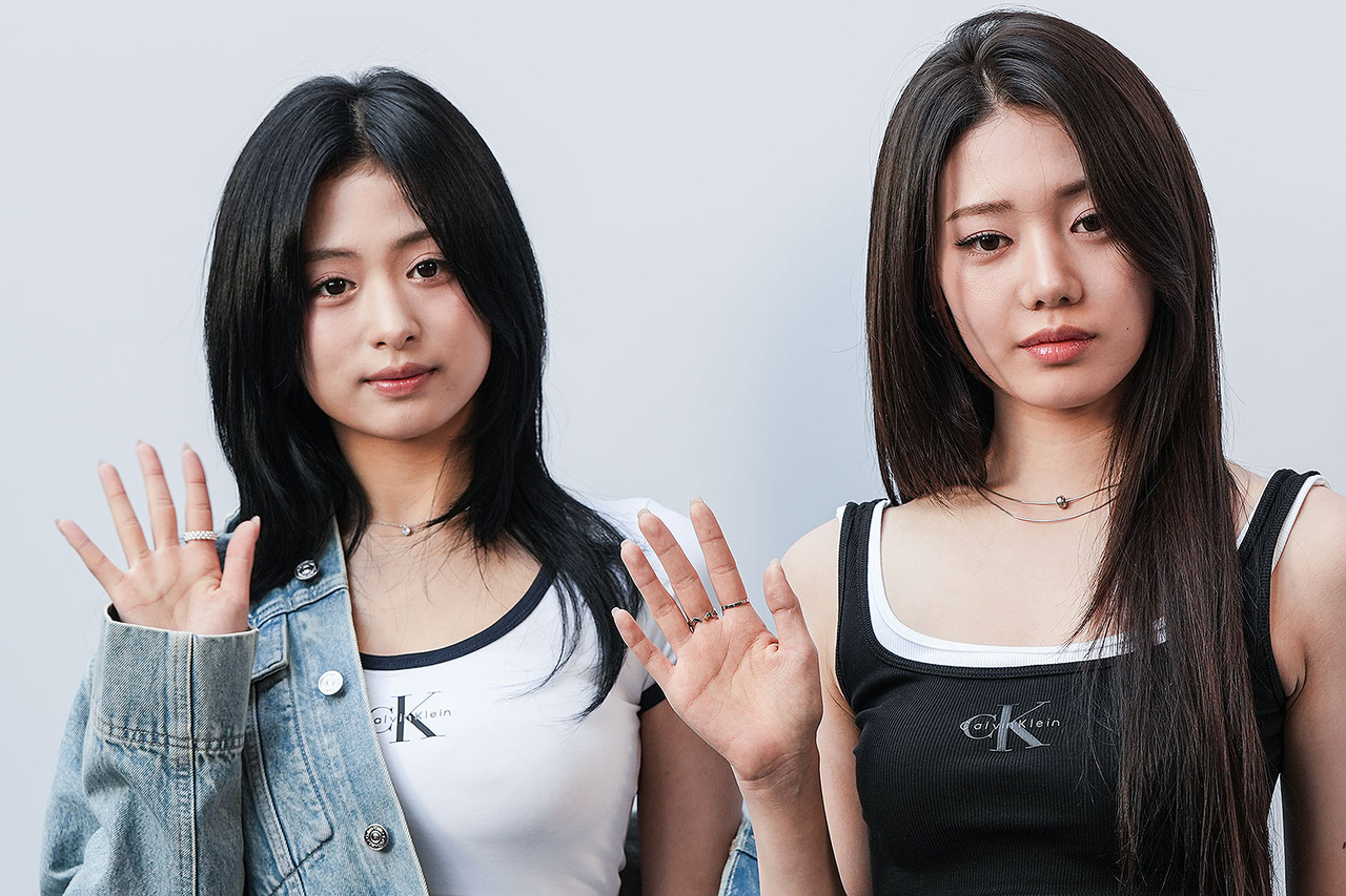 [헤럴드뮤즈=민경빈 기자] 그룹 ‘베이비몬스터’ 멤버 아현과 로라가 18일 오후 서울시 성동구 캘빈클라인 성수 플래그십 스토어에서 열린 성수 라이프스타일 스토어 오픈 기념 포토콜 행사에 참석해 포즈를 취하고 있다.
