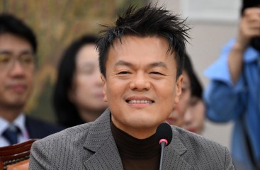 박진영 대중문화교류위원회 공동위원장이  7일 서울 여의도 국회에서 열린 국회 문화체육관광위원회의 문화체육관광부에 대한 국정감사에서 의원들의 질의에 답변하고 있다.  이상섭 기자