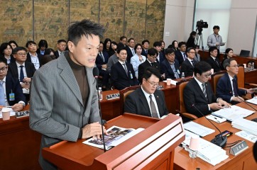 박진영 대중문화교류위원회 공동위원장이  7일 서울 여의도 국회에서 열린 국회 문화체육관광위원회의 문화체육관광부에 대한 국정감사에서 업무보고를 하고 있다. 이상섭 기자
