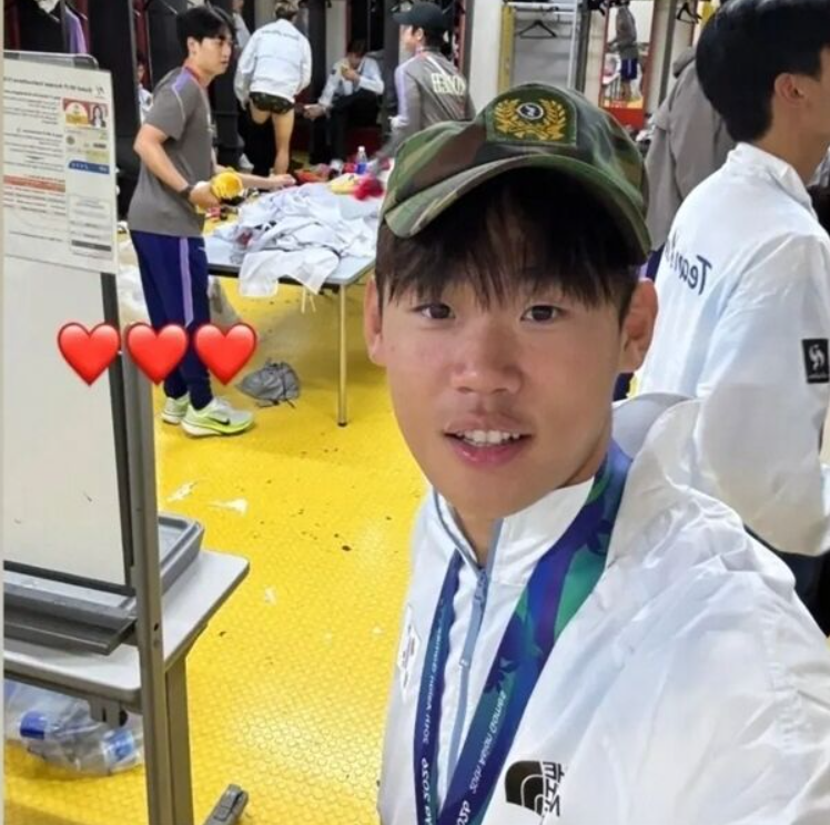 Park Seung-su of Newcastle United sparked controversy after posting a photo of himself wearing a military discharge cap following his gold medal win at the Asian Games. [Park Seung-su/SNS]