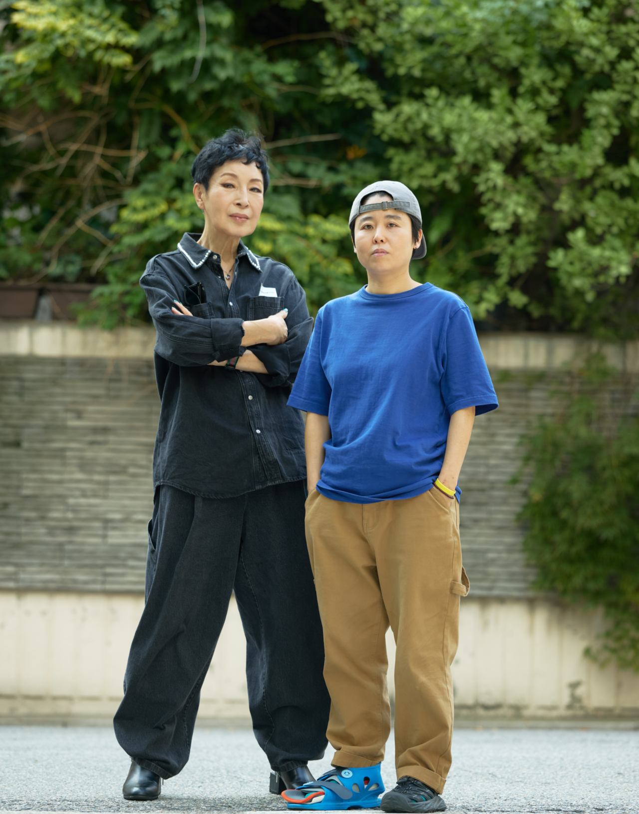 Saekja (left) and Khoo Ja-hye pose for photos during an interview on Sept. 30 in Jongno-gu, Seoul. (SPAF)