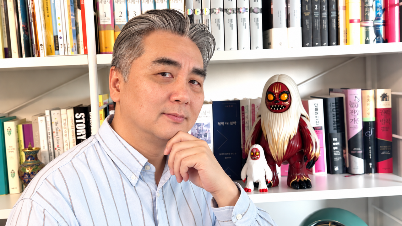 19일 개막하는 ‘서울 토이 페스티벌’을 총괄하는 천창욱 카이프로 스튜디오 최고운영책임자(COO)가 자신이 만든 장산범 캐릭터 ‘버미’와 함께 포즈를 취하고 있다.  조용직 기자
