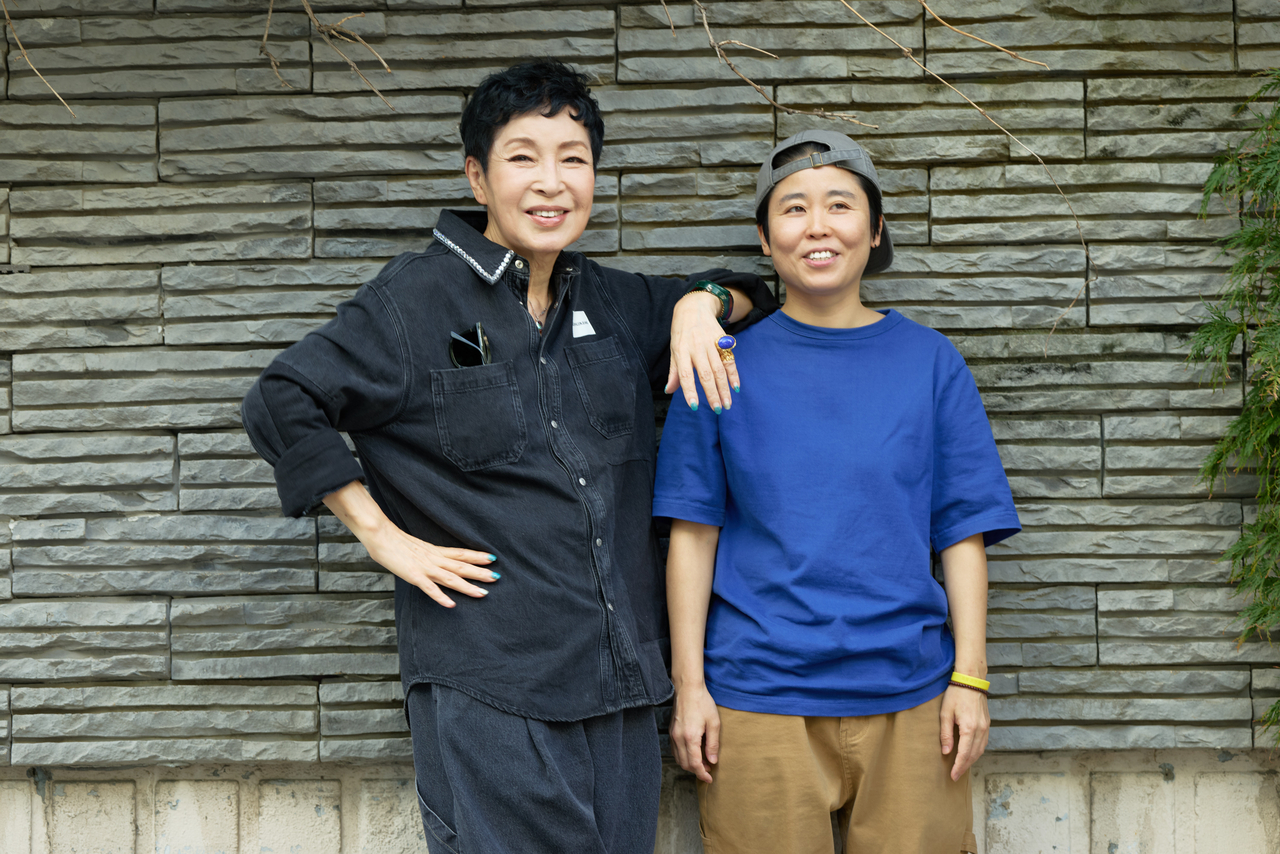 Saekja (left) and Khoo Ja-hye pose for photos during an interview on Sept. 30 in Jongno-gu, Seoul. (SPAF)