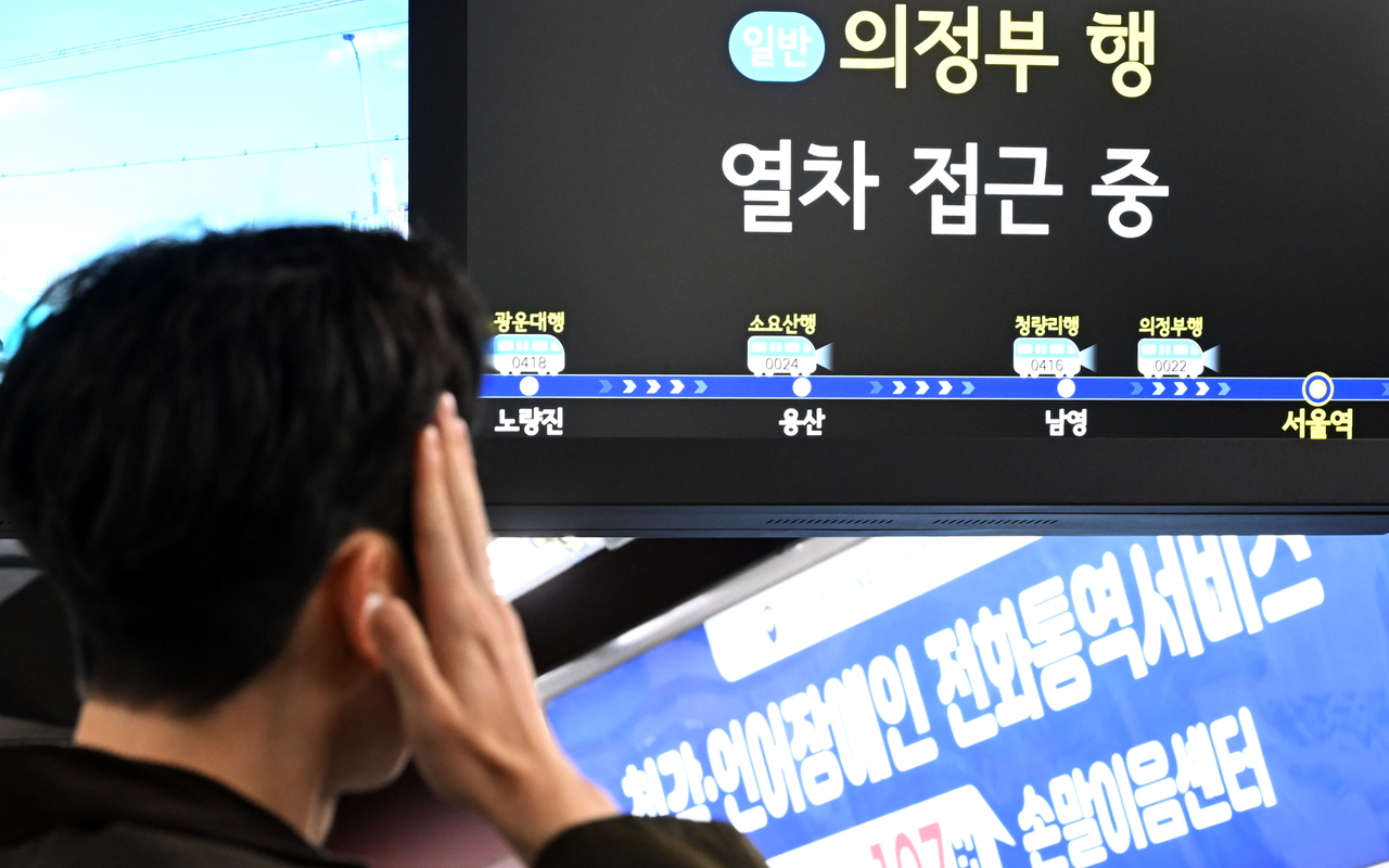 A passenger waits for the train at Seoul Station on Dec. 1, 2025. (Lee Sang-seob/The Korea Herald)