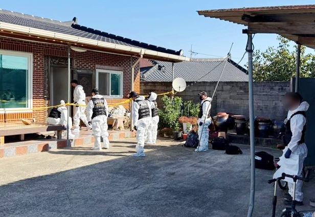 7일 오전 전남광주 나주시 한 주택에서 경찰이 현장 감식을 하고 있다. 전날 이 주택에서는 결박된 상태의 60대 부부가 숨진 채 발견됐다. [연합]