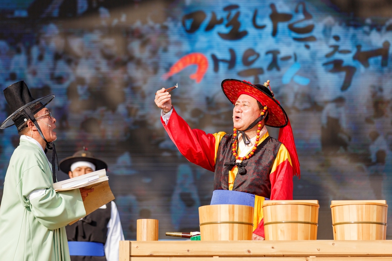 2021년  10월 열린 ‘제14회 마포나루 새우젓축제’에 참석한 유동균 서울 마포구청장이 사또 분장을 하고 새우젓을 직접 감별하고 있다. [마포구 제공]