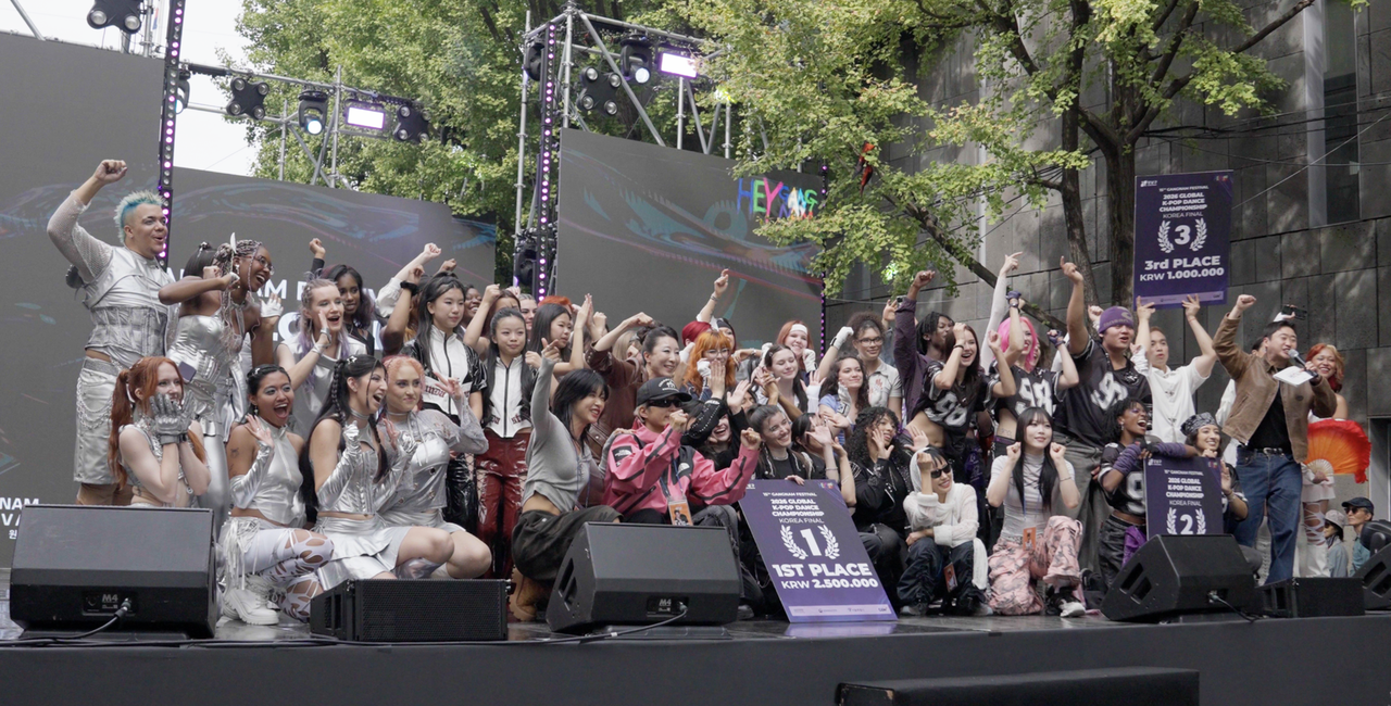 All nine teams celebrate on stage with judges and organizers after the competition at the Gangnam Festival in Seoul on Saturday. (Tammy Park/The Korea Herald)