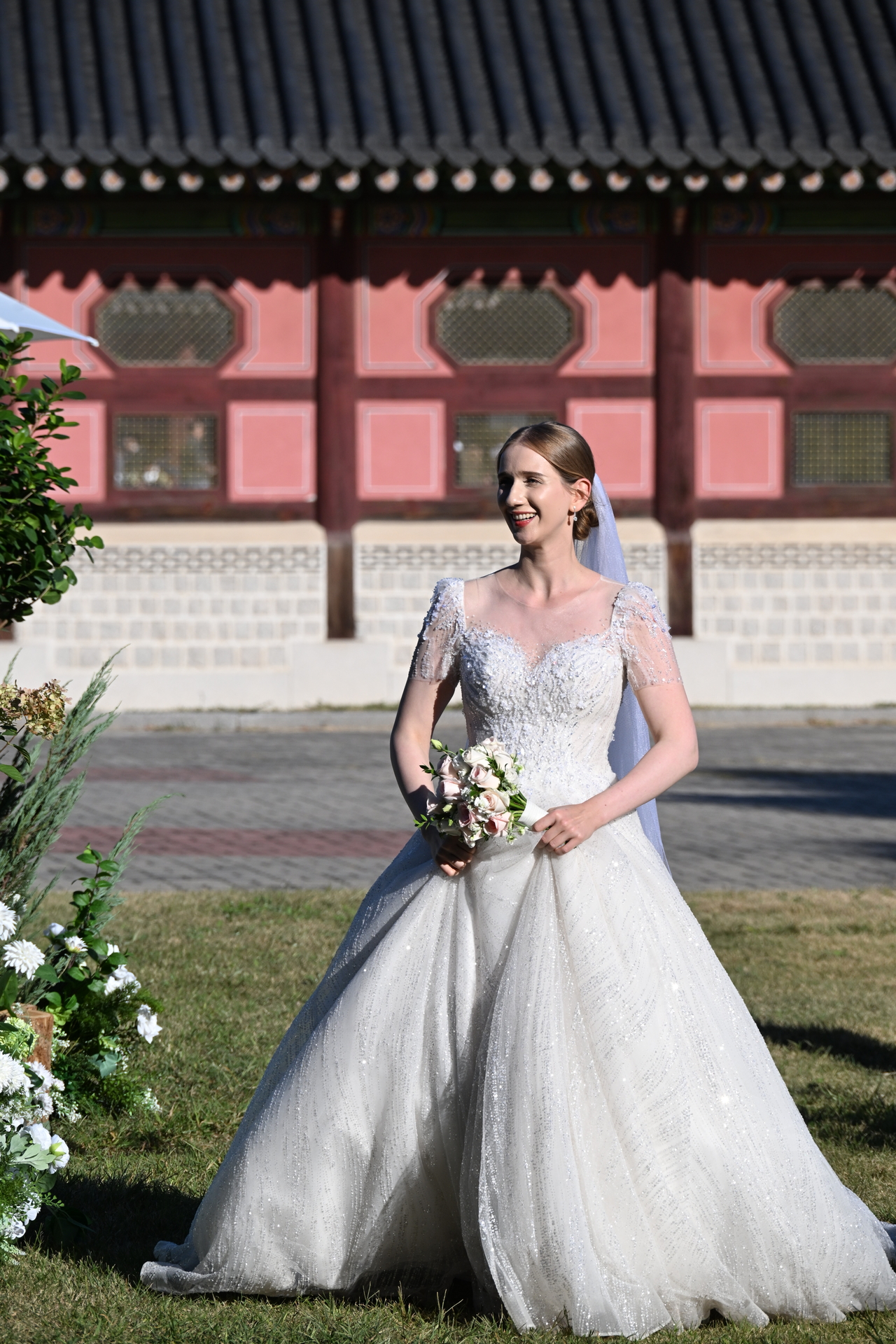 Estonian YouTuber Mai gets married in a ceremony at the National Palace Museum’s ginkgo-tree rest area in Seoul on Oct. 2. (Korea Heritage Service)