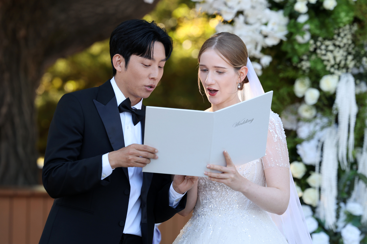 Estonian YouTuber Mai (right) gets married in a ceremony at the National Palace Museum’s ginkgo-tree rest area in Seoul on Oct. 2. (Newsis)