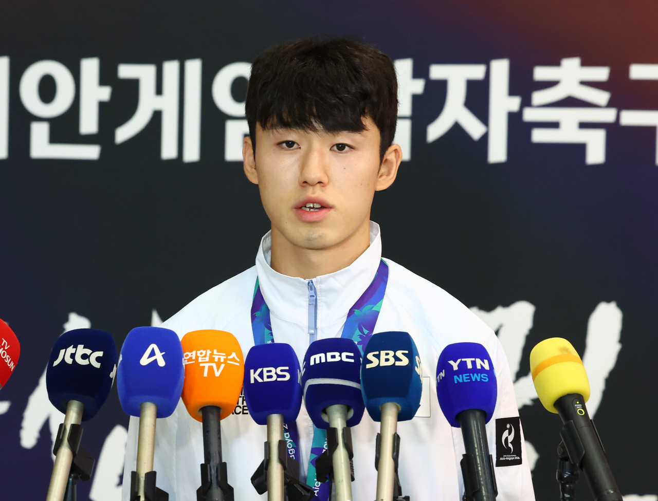 2026 아이치·나고야 아시안게임 남자 축구에서 우승을 차지한 23세 이하(U-23) 축구 대표팀 이기혁이 4일 인천국제공항 제2여객터미널을 통해 귀국한 뒤 인터뷰하고 있다. [뉴시스]