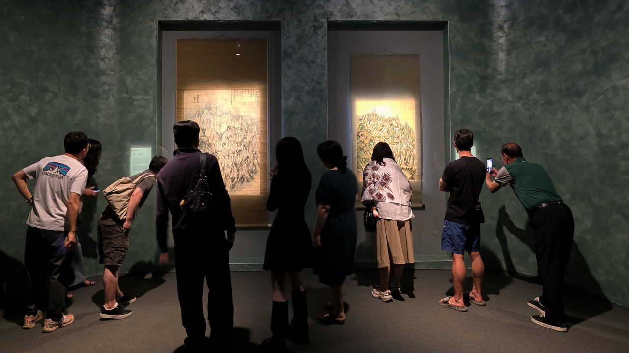 Visitors to the special Jeong Seon exhibition view "Geumgangjeondo" and "Pungak Naesan Chongnam" [Daegu Gansong Art Museum]