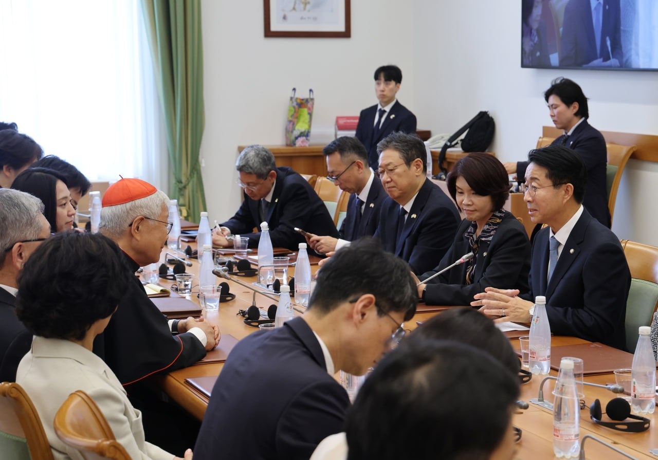 National Assembly Speaker Jo Jeong-sik (back row, right) meets with Cardinal Yoo Heung-sik, prefect of the Dicastery for the Clergy at the Vatican. [National Assembly Speaker's Office]