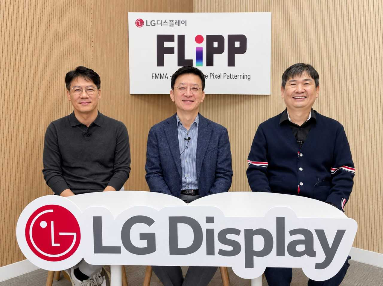 LG디스플레이 ‘FLiPP 온라인 테크 세미나’에 최영석 CTO(가운데), 조흥렬 상무(우), 김응용 전문위원(좌)이 참석해 FLiPP 기술 소개를 진행했다. [LG디스플레이 제공]