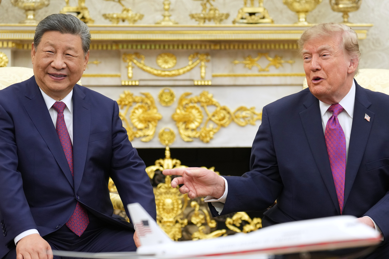 Chinese President Xi Jinping (left) speaks with US President Donald Trump in the Oval Office of the White House on Sept. 24 (local time). [AP]