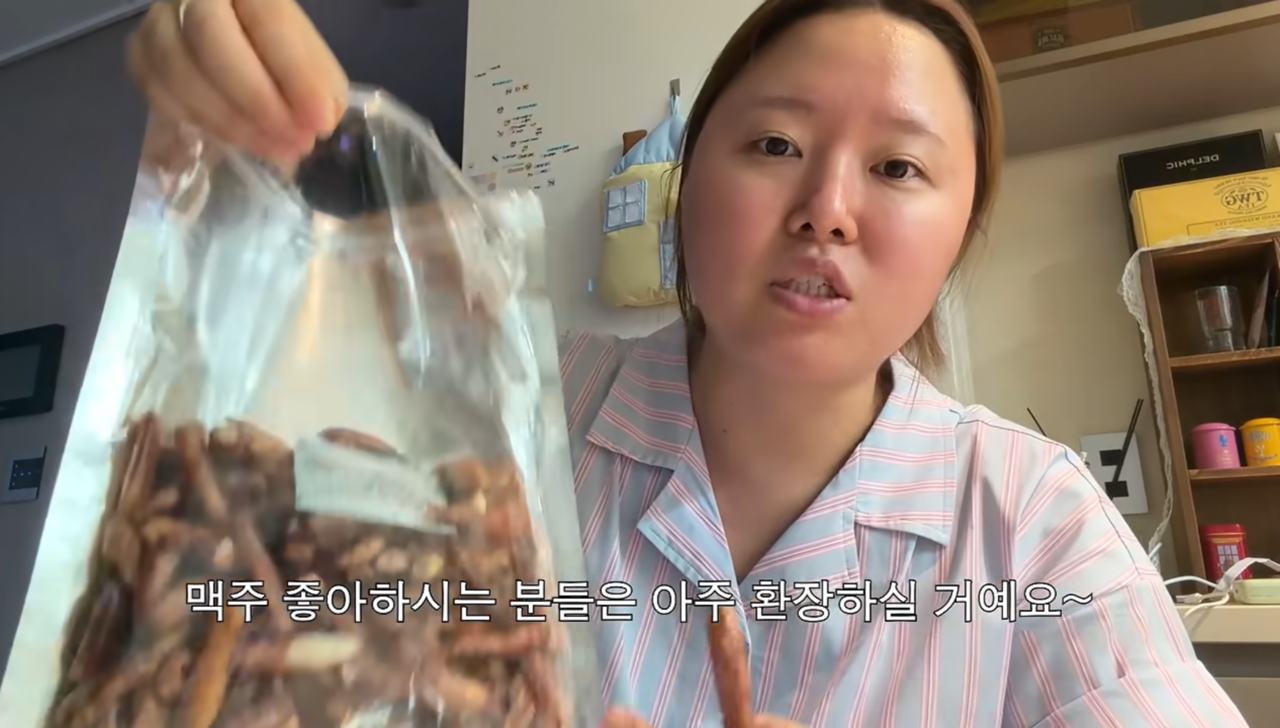 유튜버 찰스엔터가 장족깡을 먹고 있다. [유튜브]