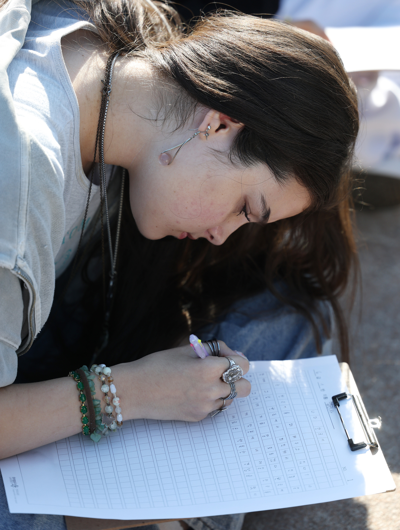 An international student writes on the theme "Korean language and me" during a Korean-language writing contest hosted by Dongguk University's Korean Language Education Center in Jung-gu, Seoul, Thursday, a day before Hangeul Day. (Yonhap)