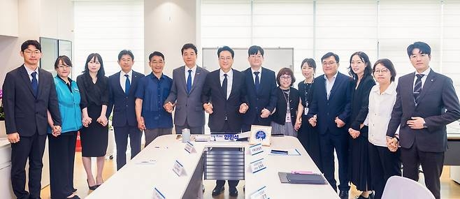 안민석 경기교육감이 교권 침해와 악성 민원으로부터 교원의 교육활동을 보호하기 위해 교육감 직속 ‘교권보호단’을 구성하고 전국 최초로 ‘교권보호전담관’ 제도를 신설한후 관계자들과 기념촬영을 하고있다.[경기도교육청 제공]