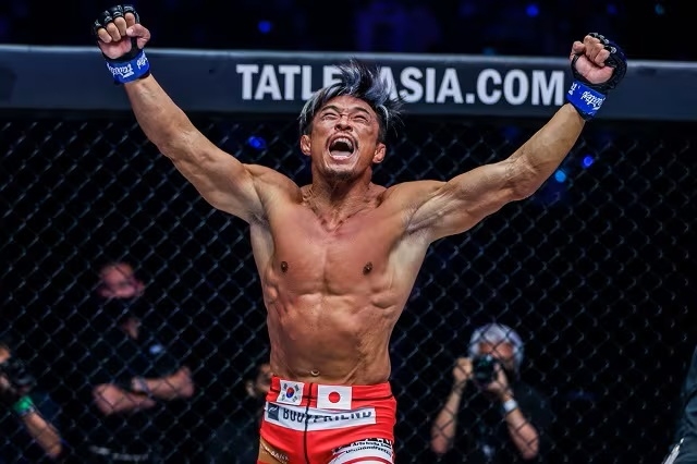 Chu Sung-hoon roars after a victory at One Championship. [One Championship]