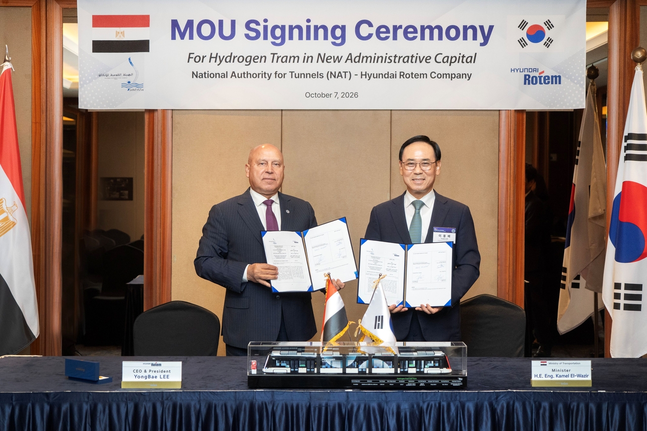 Egypt's Minister of Transport Kamel el-Wazir (left) and Hyundai Rotem President and CEO Lee Yong-bae sign a memorandum of understanding on cooperation for building a hydrogen electric tram system in Egypt's New Administrative Capital at the Korea-Egypt Business Roundtable held at The Grand Lotte Seoul on Wednesday. [Hyundai Rotem]