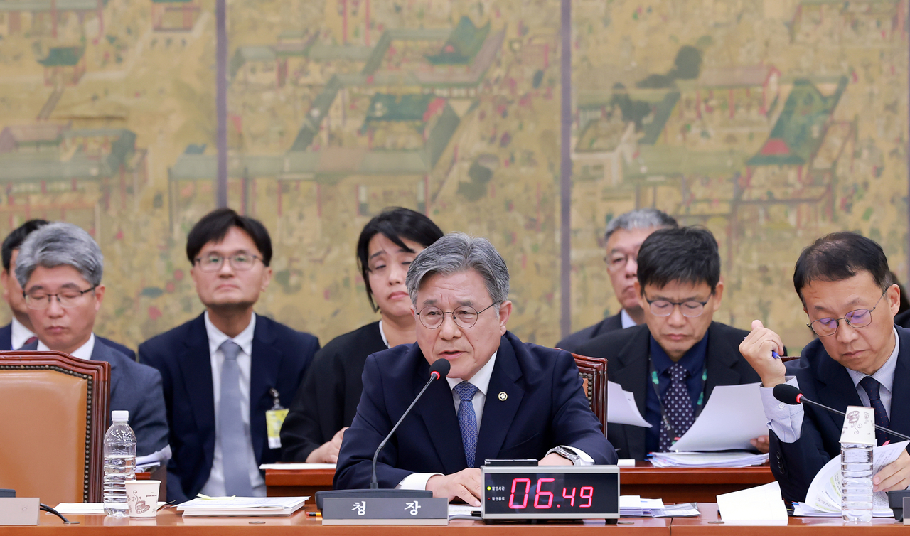 허민 국가유산청장이 8일 국회 문화체육관광위원회에서 열린 국가유산청에 대한 국정감사에서 문체위원 질의에 답하고 있다. [연합뉴스 제공]