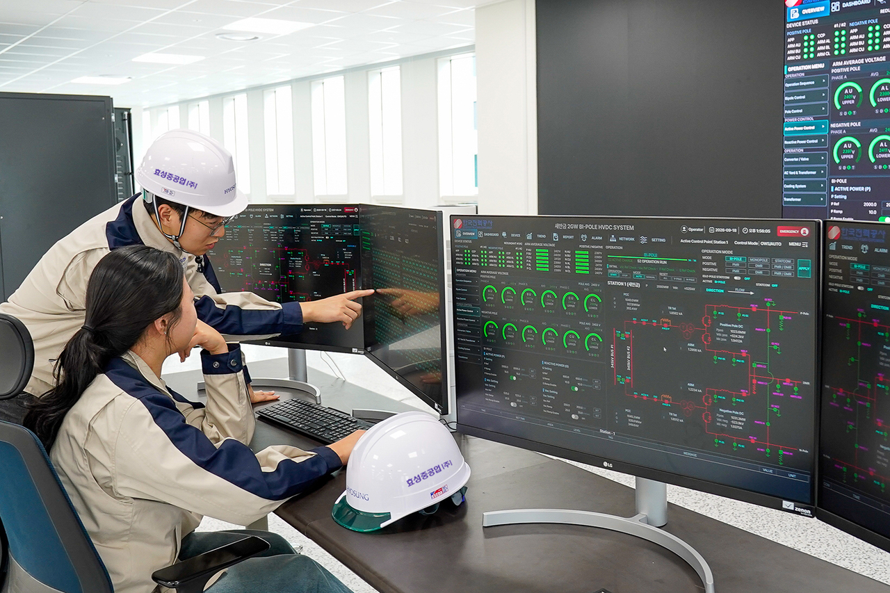 효성중공업 직원들이 초고압직류송전(HVDC) 제어기 성능 검증 시험을 수행하고 있다. [효성중공업 제공]