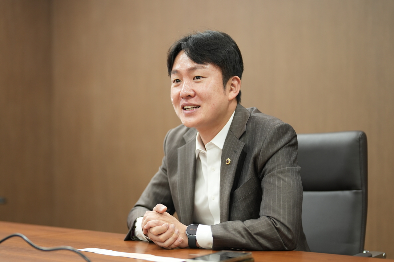 Seoul Metropolitan Council member No Seong-cheol speaks during an interview on Wednesday about the direction of Seoul's housing policy, the renewal of aging low-rise neighborhoods, and measures to stabilize housing for youth and low-income residents.