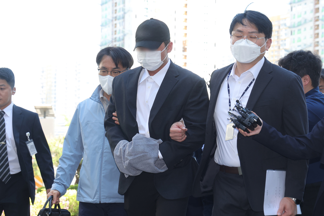 (남양주=연합뉴스) 임병식 기자 = 4일 오전 경기도 남양주시 의정부지방법원 남양주지원에서 김창민 영화감독 상해치사 사건 피의자(가운데)가 구속 전 피의자 심문(영장실질심사)을 위해 법정으로 이동하고 있다. 2026.5.4 andphotodo@yna.co.kr
