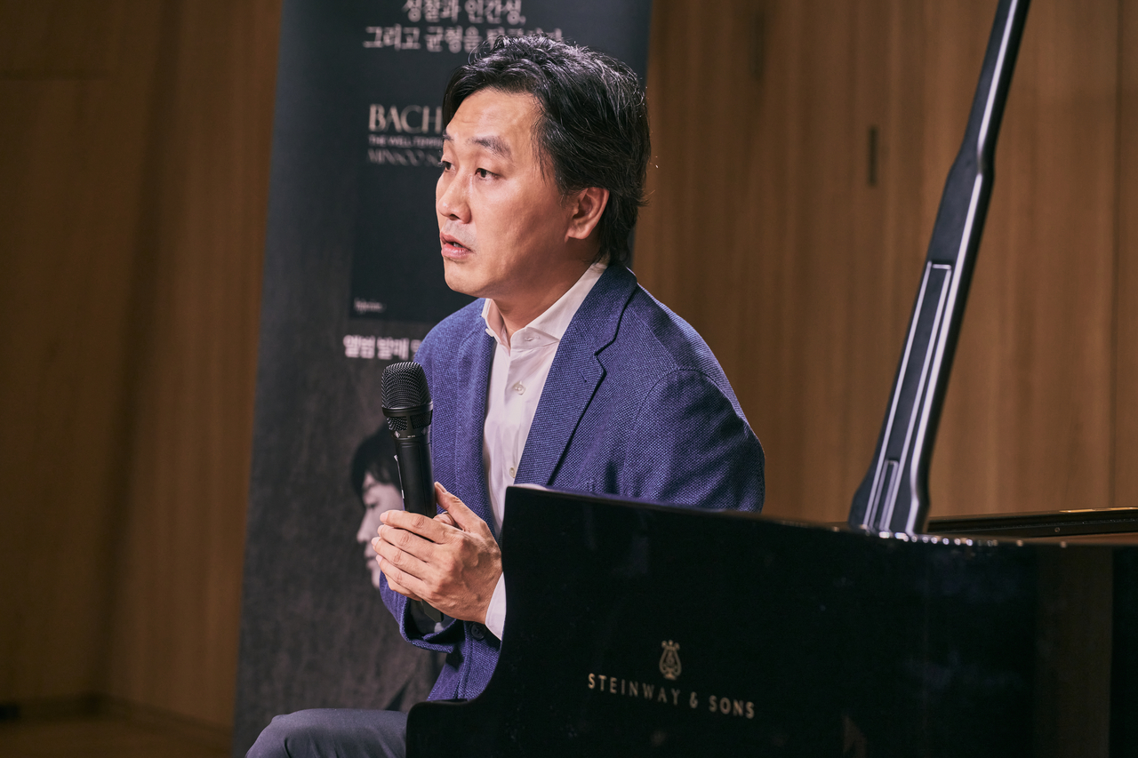 Pianist Sohn Minsoo talks during a press conference on Thursday in Hannam-dong, Yongsan-gu, Seoul. (Moc Production)