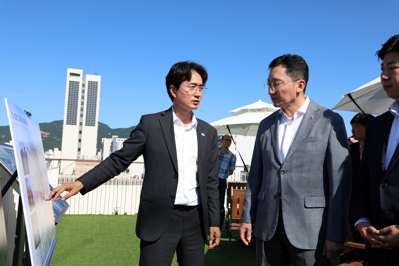 경제 도시 노원구 비전을 설명하는 서준오 노원구청장(왼쪽)