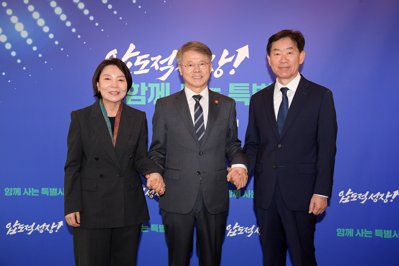 전남광주통합특별시가 8일 백승주(61) 균형발전부시장과 윤난실(60) 시민주권부시장에게 임용장을 수여했다.