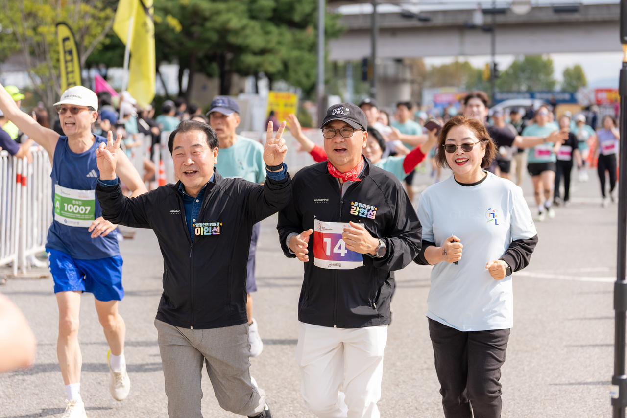 Gangnam-gu Council members who completed the course: Operations Committee Chair Kang Hyeon-seop (center) and Administrative Safety Committee Chair Lee In-seon (left).