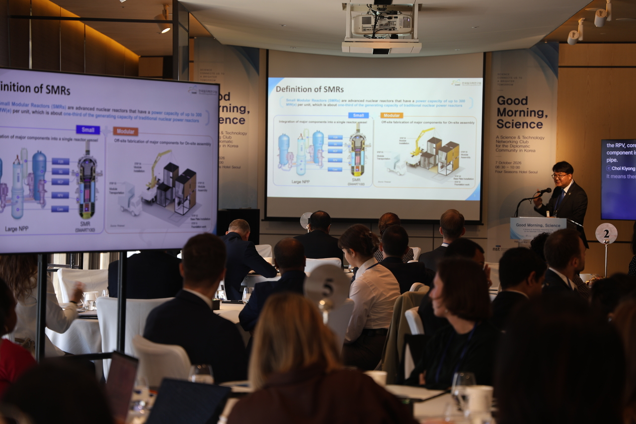 Choi Ki-yong, director of the Nuclear Safety Infrastructure Research Division at the Korea Atomic Energy Research Institute, delivers a presentation at the "Good Morning, Science" event. [NST]