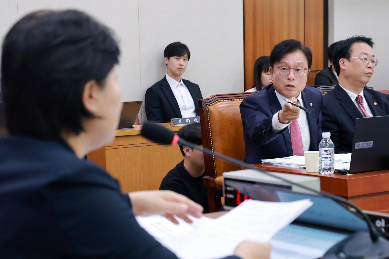 8일 국회 법제사법위원회에서 열린 법무부, 대한법률구조공단 등에 대한 국정감사에서 야당 간사인 국민의힘 박형수 의원이 법사위원장인 더불어민주당 서영교 의원의 국감 진행에 항의하고 있다. [연합]