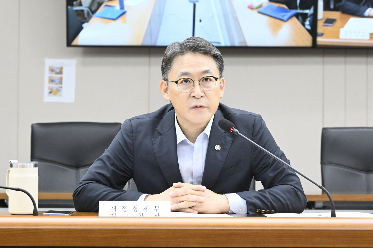권대영 재정경제부 차관이 10월 8일 정부세종청사에서 열린 ‘26년 제10차 일자리 전담반(TF)’을 주재, 모두발언을 하고 있다. [재정경제부]