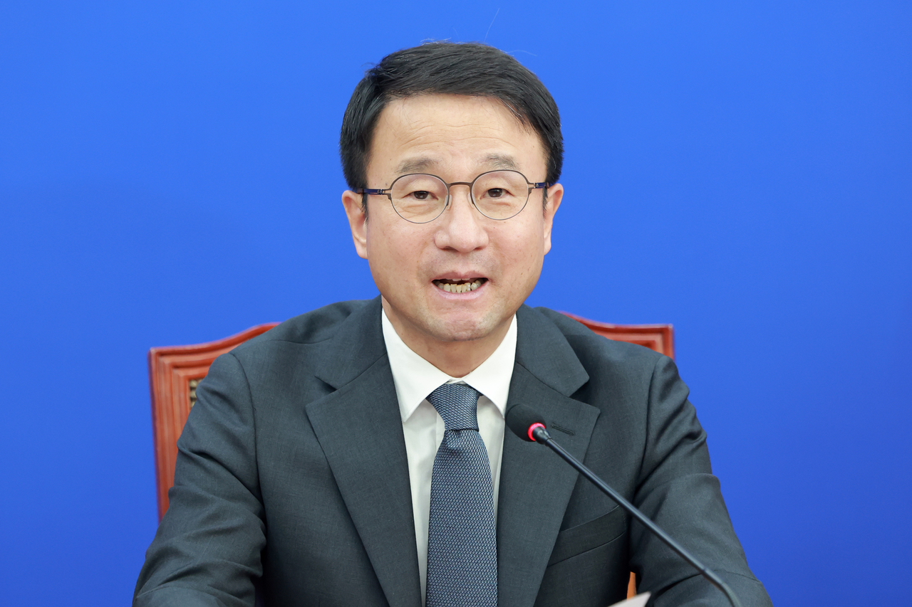 Han Byung-do, floor leader of the Democratic Party of Korea, speaks at a national audit strategy meeting held at the National Assembly on Thursday. [Yonhap]